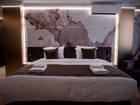 Caja de seguridad en la habitación y escritorio