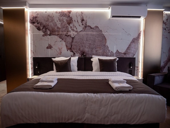 Exclusive Studio, Multiple Beds, City View | In-room safe, desk, laptop workspace, blackout drapes