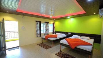 Quarto família | Escrivaninha, Wi-Fi de cortesia, roupa de cama