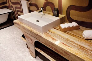 Sèche-cheveux, bidet, serviettes fournies, savon