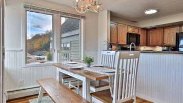 Condo, 2 Bedrooms | Dining