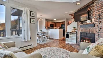 Condo, 2 Bedrooms | Living area