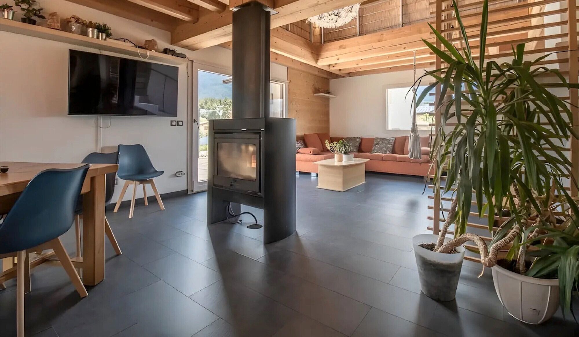 Televisión y chimenea 