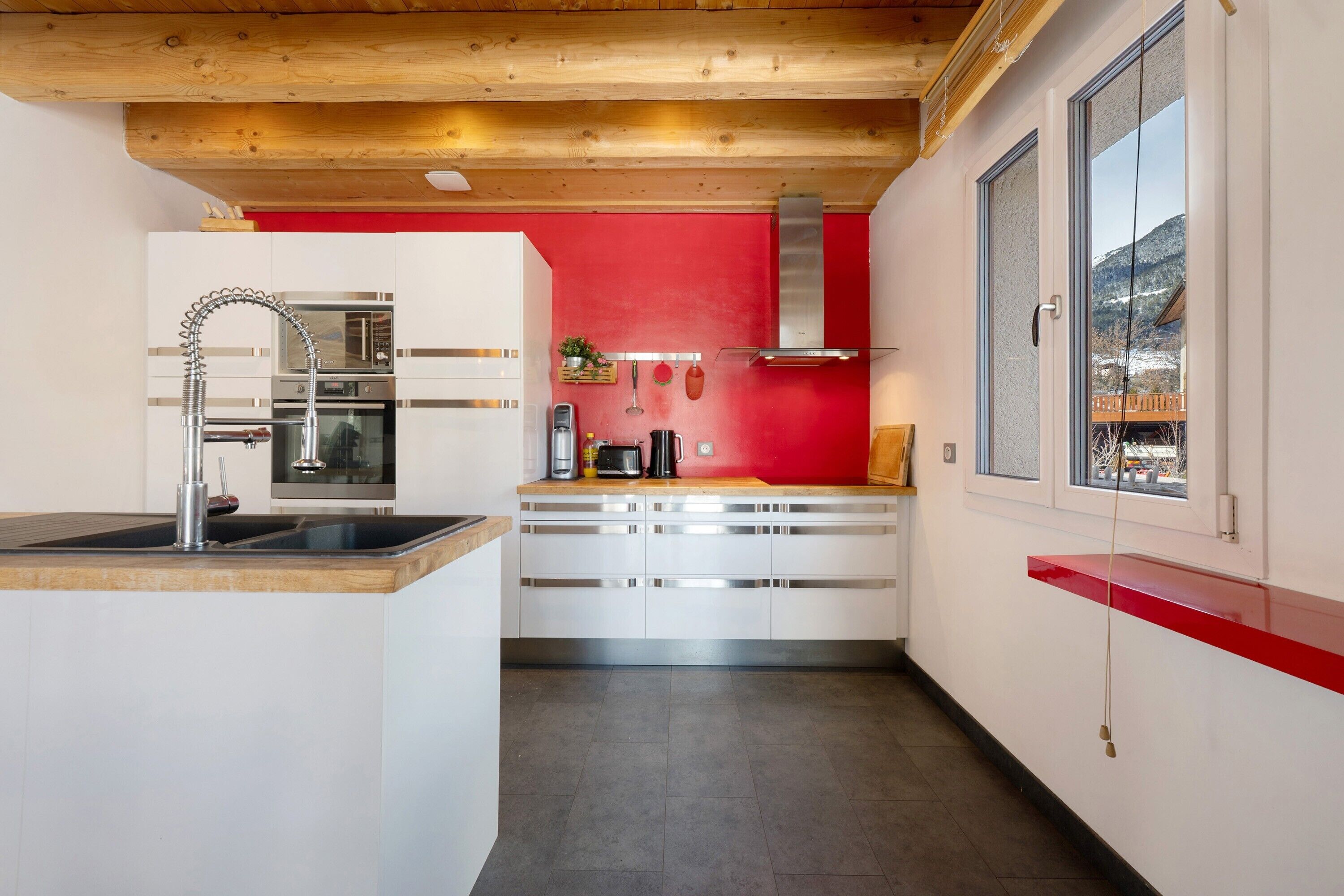 冷蔵庫、電子レンジ、オーブン、コンロ