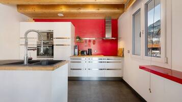 冷蔵庫、電子レンジ、オーブン、コンロ