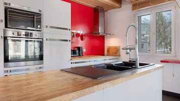 Kjøleskap, mikrobølgeovn, ovn og kokeplater