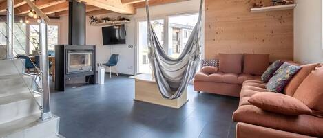 Televisión y chimenea