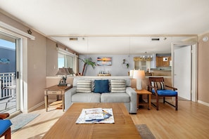 Living area - Sand Pointe 101 - great views from the side of this oceanfront bldg. Great mid town location, 3 br / 2 baths (Ocean City)