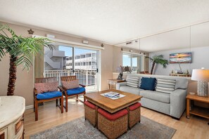 Living area - Sand Pointe 101 - great views from the side of this oceanfront bldg. Great mid town location, 3 br / 2 baths (Ocean City)