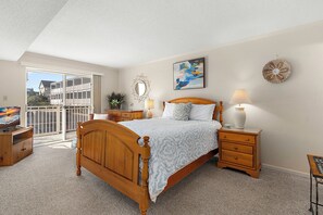 Room - Sand Pointe 101 - great views from the side of this oceanfront bldg. Great mid town location, 3 br / 2 baths (Ocean City)