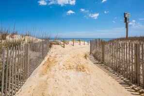 Beach - Sand Pointe 101 - great views from the side of this oceanfront bldg. Great mid town location, 3 br / 2 baths (Ocean City)