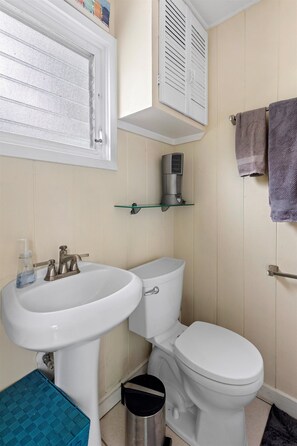 Towels - Old Town Studio Cottage with Full Kitchen, In-Unit Laundry & Shared Pool (Key West)