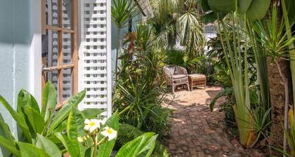 Old Town Studio Cottage with Full Kitchen, In-Unit Laundry & Shared Pool