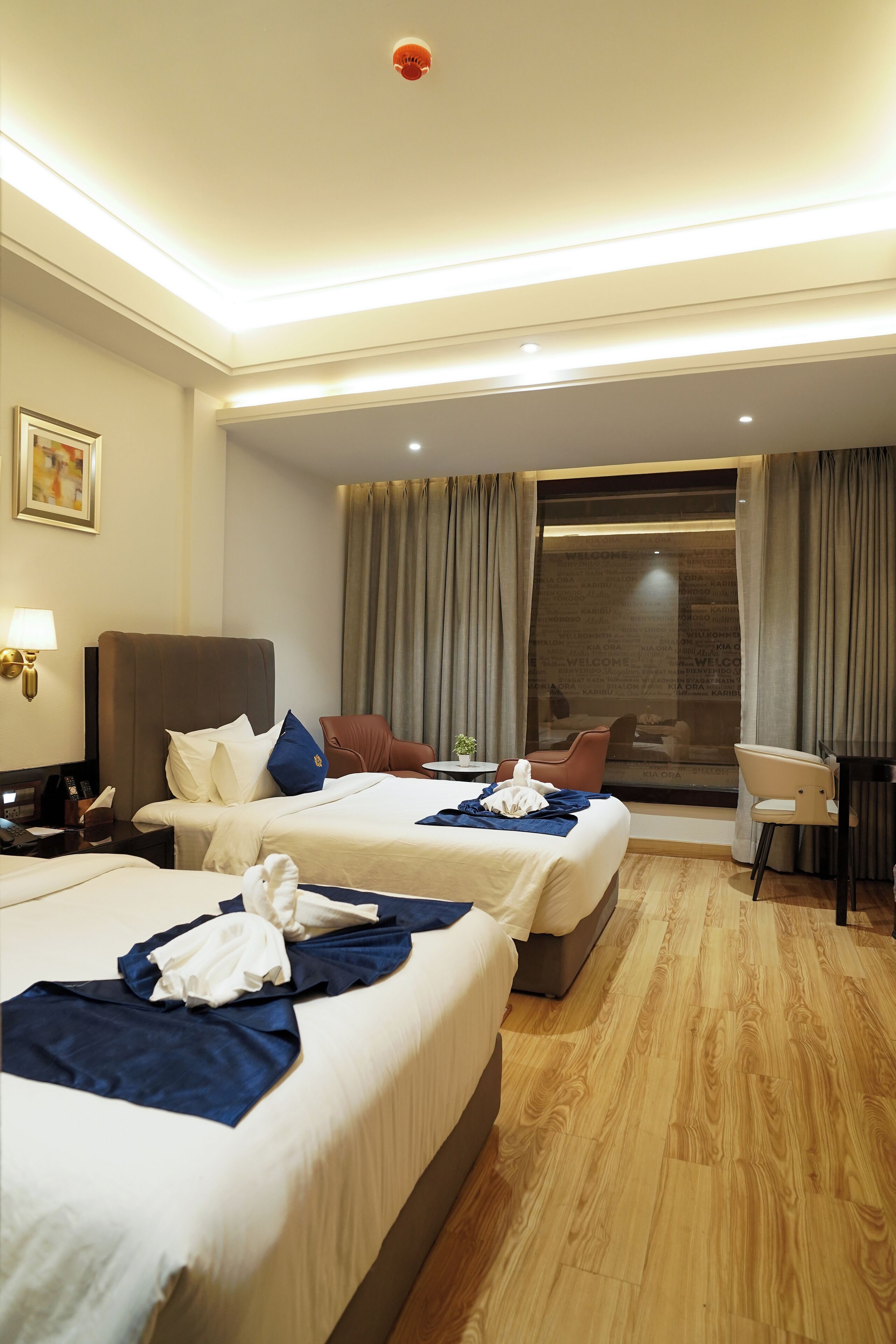 Escritorio, espacio para trabajar con laptop y wifi gratis 