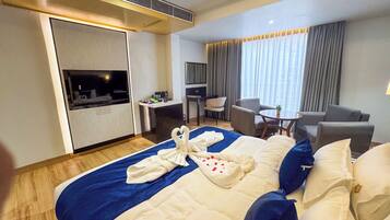 Työpöytä, kannettavalle tietokoneelle sopiva työtila, ilmainen Wi-Fi