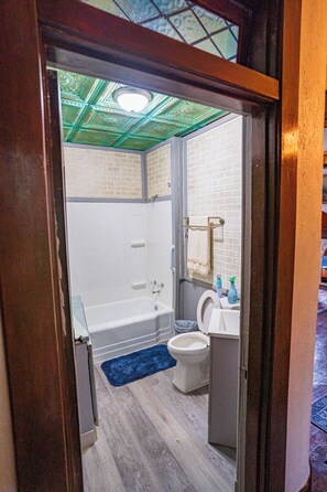 Chuveiro, secador de cabelo, toalhas de banho, sabonete