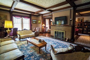 Una televisión, una chimenea