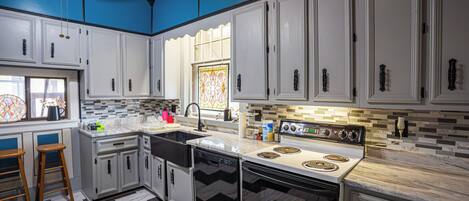 Micro-ondes, four, plaque de cuisson, lave-vaisselle