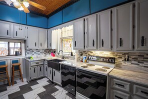 Mikroaaltouuni, uuni, liesi, astianpesukone