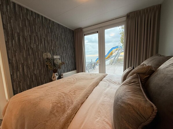 Internet, bed sheets