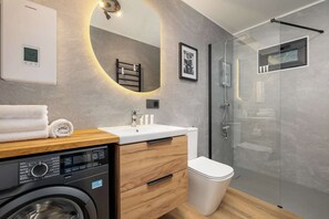 Shower, hair dryer, towels, shampoo - Modern House | Garden | Air Conditioning | Close to the Forest (Bielsko-Biała)