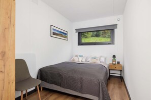 2 habitaciones, tabla de planchar con plancha, cuna de viaje y wifi