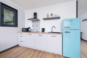 Frigorífico, horno, placa de cocina y lavavajillas