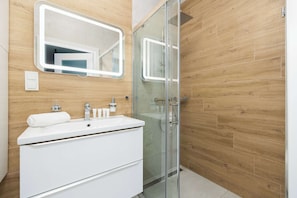 Dusche, Handtücher, Shampoo