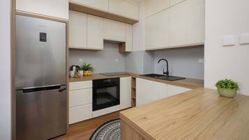 Réfrigérateur, micro-ondes, four, plaque de cuisson