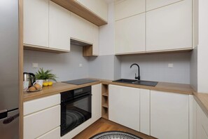 Een koelkast, een magnetron, een oven, een kookplaat