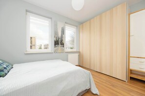 Een bureau, een strijkplank/strijkijzer, reisbedje, wifi