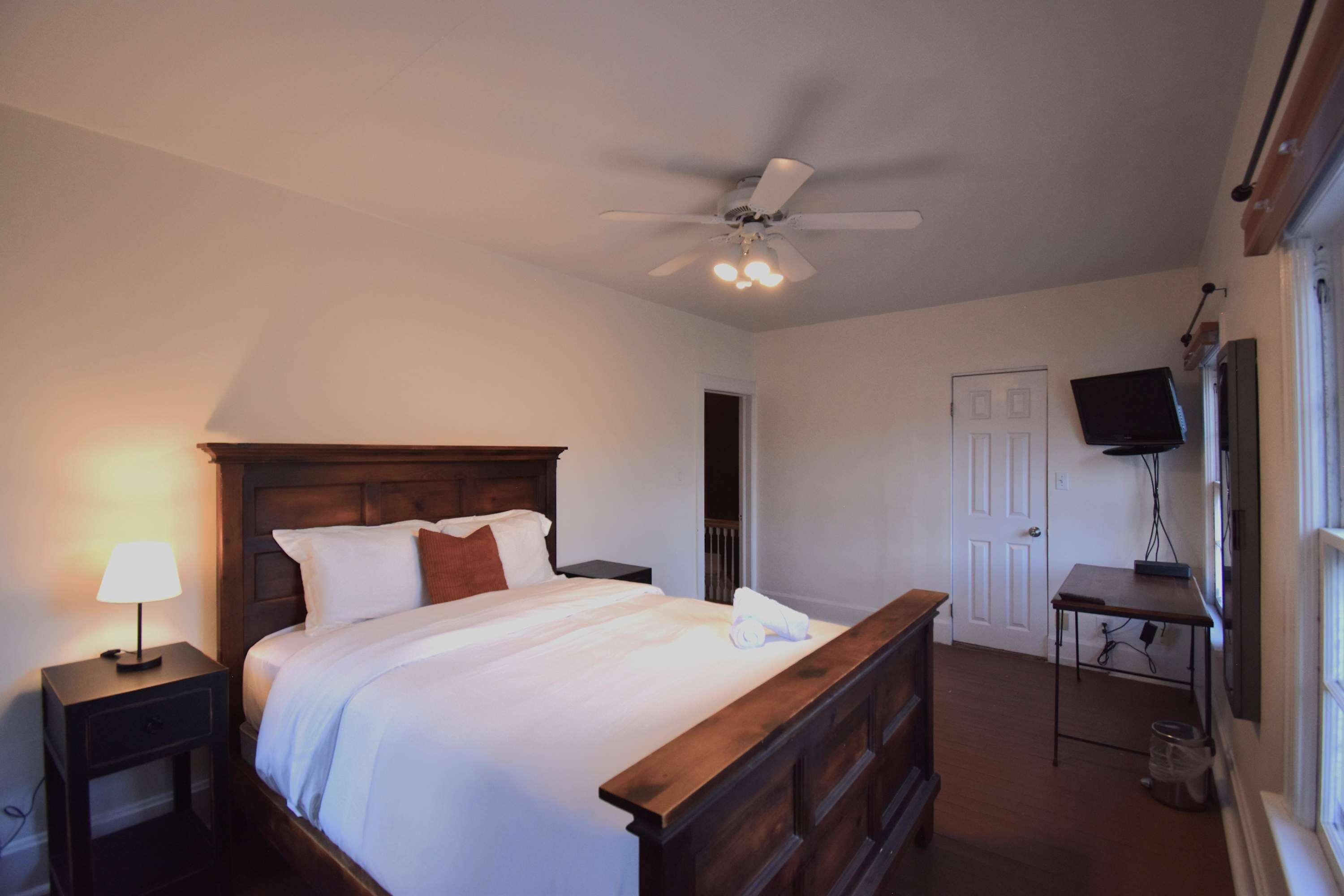 2 slaapkamers, een bureau, een strijkplank/strijkijzer, reisbedje