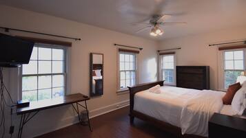 2 habitaciones, escritorio y tabla de planchar con plancha