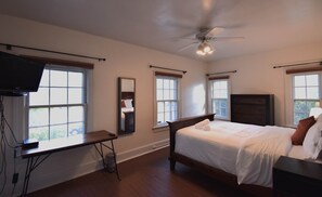 2 camere, una scrivania, ferro/asse da stiro, culla da viaggio