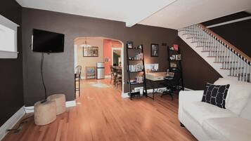 Televisión, chimenea y oficina