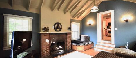 Televisión, chimenea y oficina