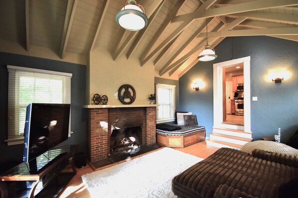 Fernseher, Kamin, Arbeitsbereiche