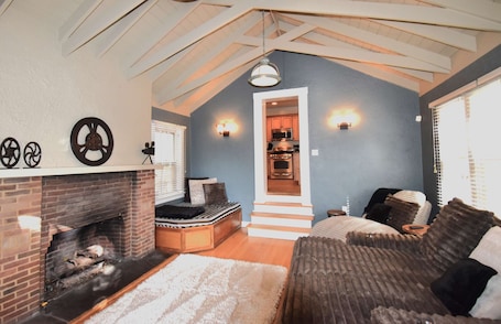 TV, fireplace, offices. Charming and spacious family home in Wash Park