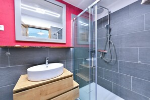Shower, bidet, towels - Villa Gloria with pool, sea view, air conditioning for up to 9 people (Kaštelir)