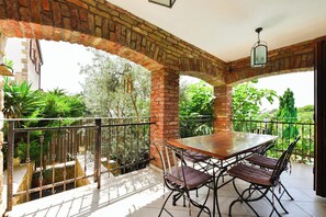 تناول الطعام بالخارج