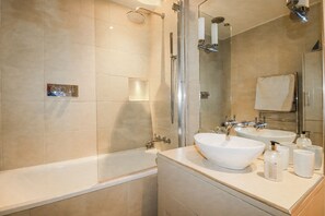 A modern bathroom with a bathtub, two sinks, and a shower. - Cove Retreat (Penzance)