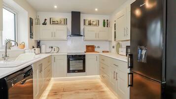 Mesin pencuci piring dan peralatan masak/sendok-piring