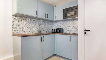 Geladeira, micro-ondas, cooktop, cafeteira/chaleira