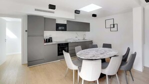 Coffee/tea maker, fridge, microwave, oven - Grand appartement 4BR climatisé - Arc de Triomphe (Paris)