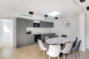 Dining tables - Grand appartement 4BR climatisé - Arc de Triomphe (Paris)