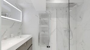 Shower, hair dryer, shampoo - Grand appartement 4BR climatisé - Arc de Triomphe (Paris)