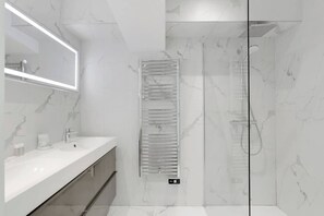 Douche, sèche-cheveux