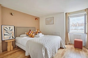 Een strijkplank/strijkijzer, wifi, beddengoed