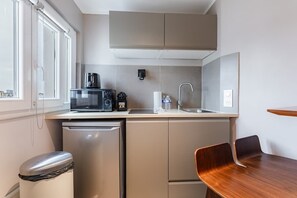 Coffee/tea maker, fridge, microwave, stovetop