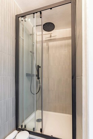 Shower, hair dryer, towels, shampoo - 4 Beaumarchais 5D (Paris)
